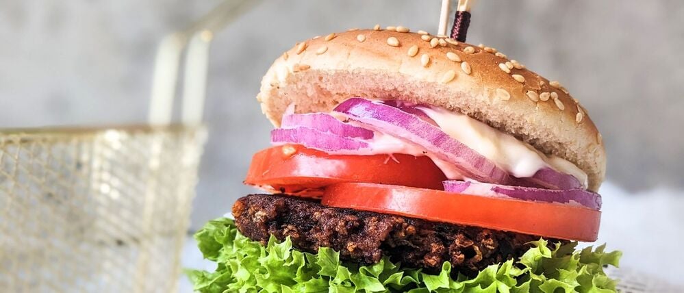 Ein neues Gutachten im Auftrag von Foodwatch hält ein EU-Verbot für Begriffe wie „Veggie-Burger“ für rechtswidrig.