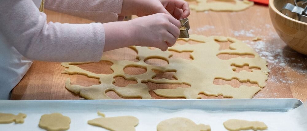 Dieser Teig dürfte durch den gesunkenen Butterpreis eher billiger geworden sein. (Archivbild)