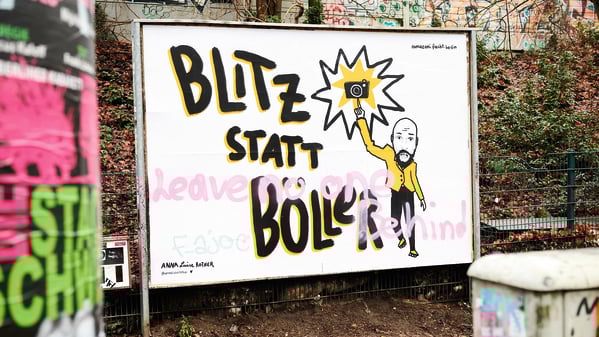 Auf einer Großfläche am Stuttgarter Platz in Berlin-Charlottenburg zeigt der sozial engagierte Fotograf Darius Ramazani wechselnde Motive von gemeinnützigen Projekten. 