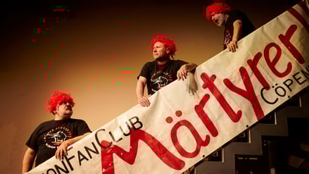 Szenenfoto des Theaterstücks mit Frank Auerbach, Chris Lopatta und Alexander Hörbe (v.l.n.r.).