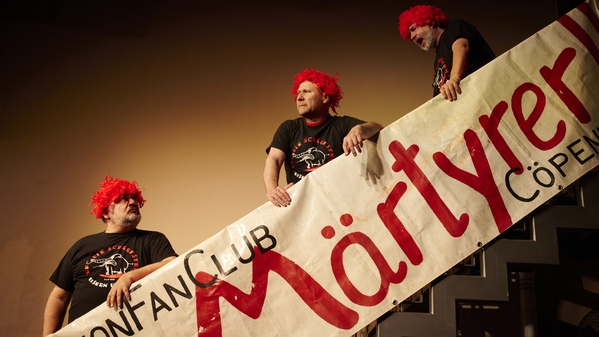 Szenenfoto des Theaterstücks mit Frank Auerbach, Chris Lopatta und Alexander Hörbe (v.l.n.r.).