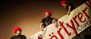 Szenenfoto des Theaterstücks mit Frank Auerbach, Chris Lopatta und Alexander Hörbe (v.l.n.r.).