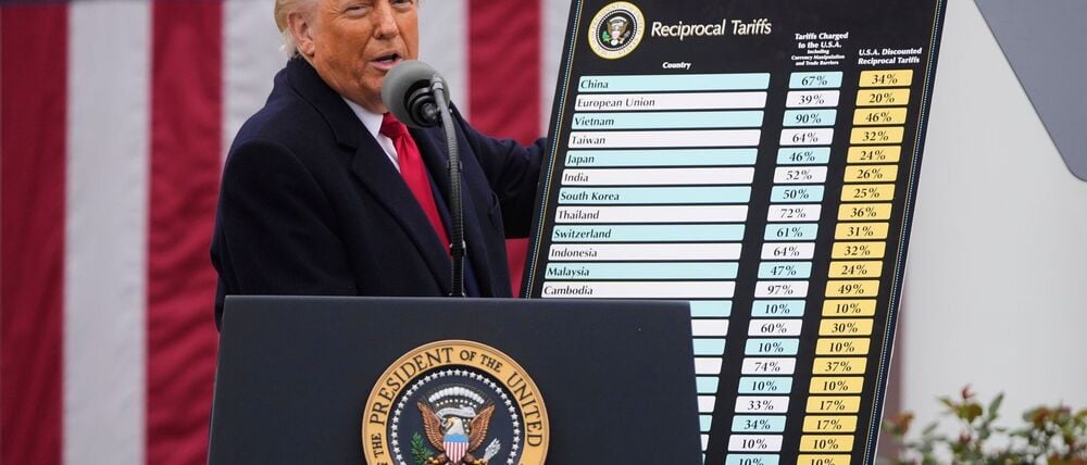 Donald Trump bei der Verkündung seiner Zölle - inzwischen hat sich die Höhe geändert, den meisten Regionen in Deutschland tun sie trotzdem weh. (Archivbild)