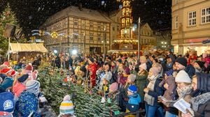 Schöne Tradition: das Weihnachtssingen vor dem Alten Rathaus. 