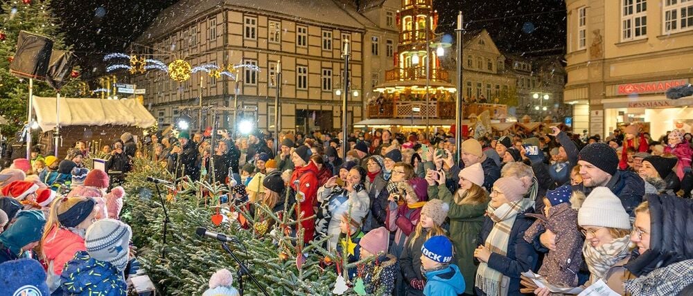 Schöne Tradition: das Weihnachtssingen vor dem Alten Rathaus. 