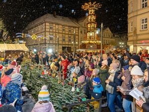 Schöne Tradition: das Weihnachtssingen vor dem Alten Rathaus.