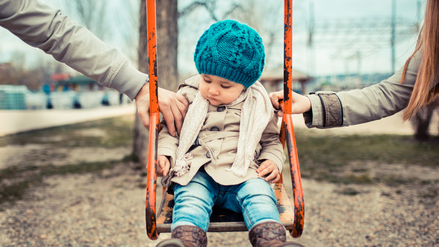 Zu viel Schutz und Kontrolle kann auch schaden: Eltern müssen spüren, wann sie halten – und wann sie loslassen können.