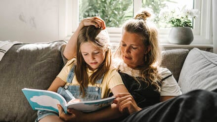 Überbehütung nimmt Kindern die Möglichkeit, Selbstständigkeit, Eigeninitiative, soziale Fähigkeiten und realistische Selbsteinschätzung zu entwickeln.