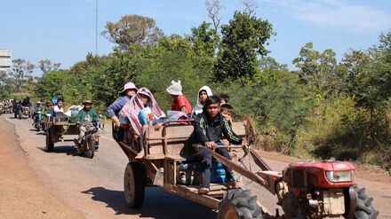 Vor der neuerlichen Gewalteskalation fliehen die Anwohner im Grenzgebiet von Thailand und Kambodscha – mitunter auch auf Traktoren. 