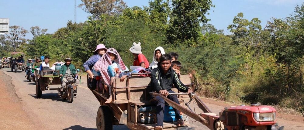 Vor der neuerlichen Gewalteskalation fliehen die Anwohner im Grenzgebiet von Thailand und Kambodscha – mitunter auch auf Traktoren. 