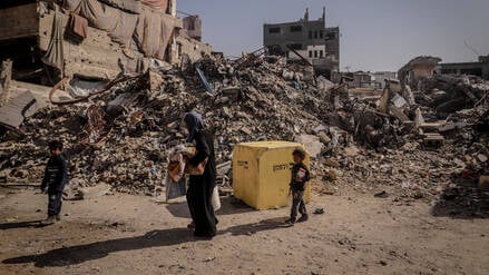 Eine palästinenische Familie passiert die sogenannte Gelbe Linie in Gaza-Stadt (Archivbild).