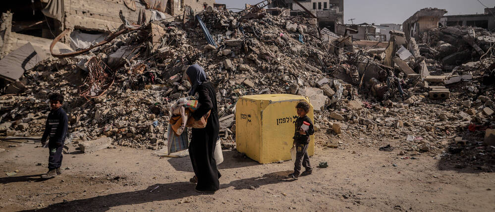 Eine palästinenische Familie passiert die sogenannte Gelbe Linie in Gaza-Stadt (Archivbild).