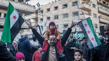 Menschen in Homs feiern den Sturz des Assad-Regimes in Syrien vor einem Jahr.