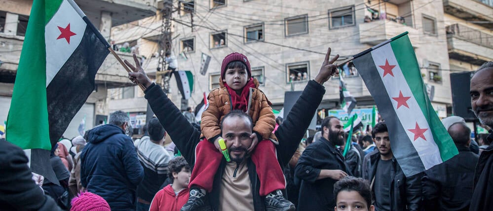 Menschen in Homs feiern den Sturz des Assad-Regimes in Syrien vor einem Jahr.