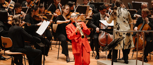 Virtuoser Derwisch: die britische Sopransaxophonistin Jess Gillam zu Gast beim DSO. . Am Pult Dalia Stasevska.  