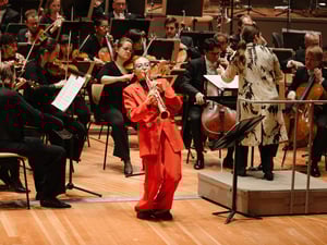 Virtuoser Derwisch: die britische Sopransaxophonistin Jess Gillam zu Gast beim DSO. . Am Pult Dalia Stasevska.