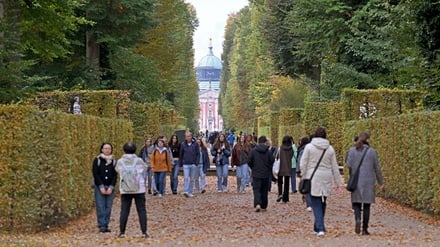 Ein vertrautes Bild: Touristen im Park Sanssouci.