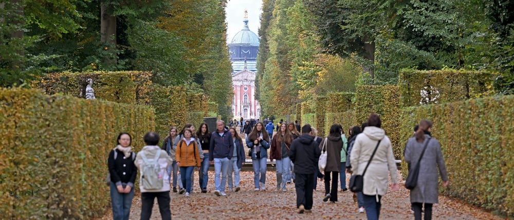 Ein vertrautes Bild: Touristen im Park Sanssouci.