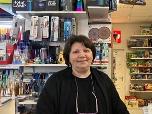 Galina Hooge in Ihrem Laden und der Laden in der Bötzowstraße
Foto: Patricia Wolf