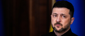 Der ukrainische Präsident Wolodymyr Selenskyj hört zu, als die EU-Außenbeauftragte Kallas auf einer Pressekonferenz spricht. 