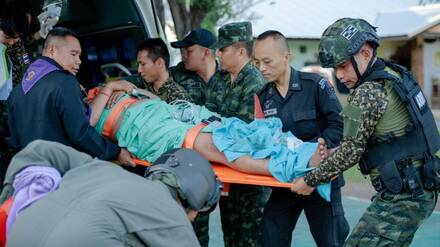 Ein thailändischer Soldat, der durch Schüsse kambodschanischer Soldaten verletzt wurde, wird mit einem Hubschrauber ins Krankenhaus gebracht.