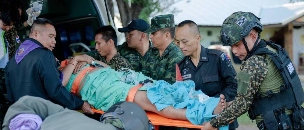Ein thailändischer Soldat, der durch Schüsse kambodschanischer Soldaten verletzt wurde, wird mit einem Hubschrauber ins Krankenhaus gebracht.