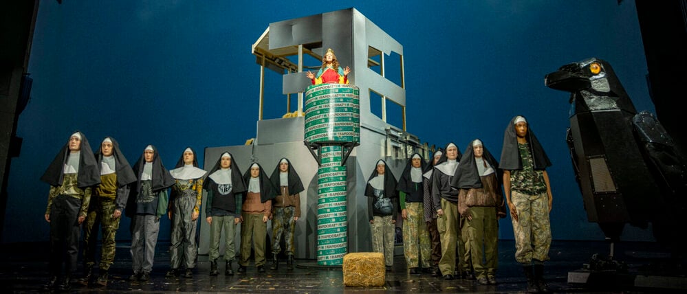 Aufnahmen von "PROPRIETÀ PRIVATA: Die Influencer Gottes kommen! Ein Krippenspiel mit Sophie Rois & Ensemble" an der Volksbühne Berlin; Text & Regie: Christian Filips. © Luna Zscharnt.