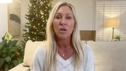 Die US-Abgeordnete Marjorie Taylor Greene gibt am 21. November ihren Rücktritt von ihrem Amt bekannt.