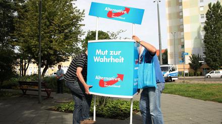 Ein AfD-Wahlstand in Potsdam wird abgebaut (Archivbild von 2017).