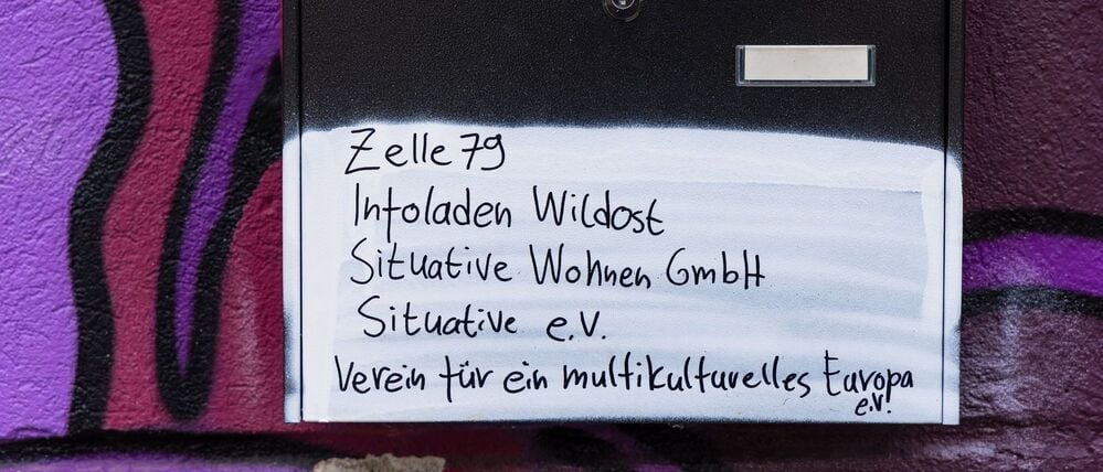 Wieder ist das alternative Wohnprojekt „Zelle 79“ in Cottbus angegriffen worden. Ein Böller zerstörte am Sonntagabend den Briefkasten am Gebäude.