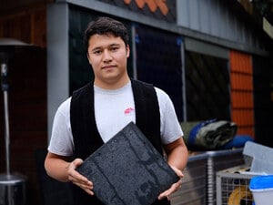 Kevin Oevermann (21) lernt Dachdecker bei der J.Pause Dachdecker und Maurer GmbH in Köpenick.