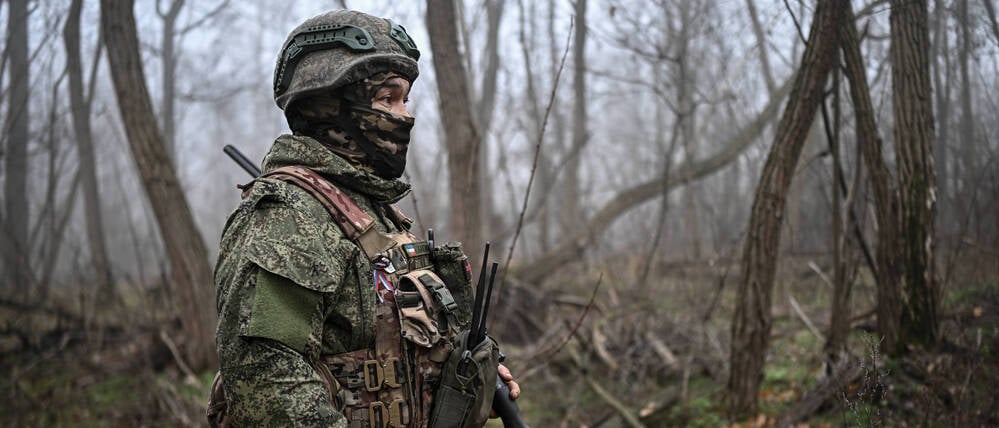 Ein russischer Soldat an der Front (Archivbild).