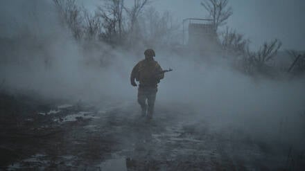 Ein russischer Soldat in der Region Pokrowsk.