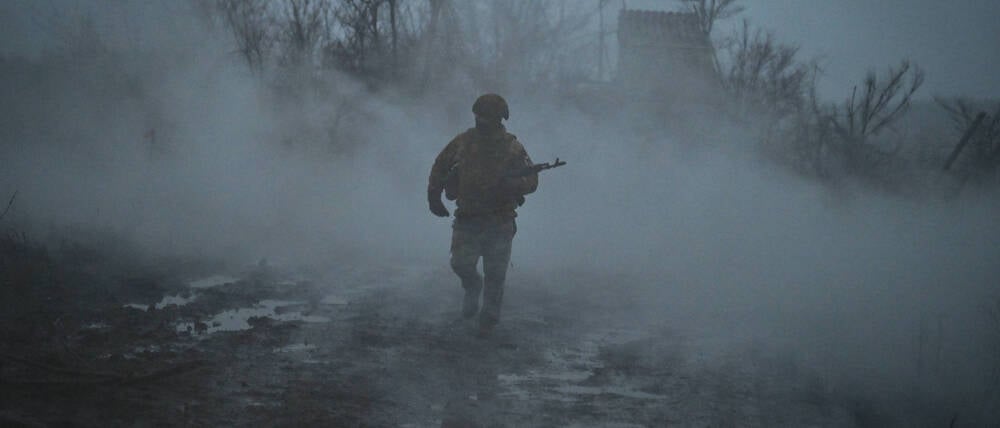 Ein russischer Soldat in der Region Pokrowsk.