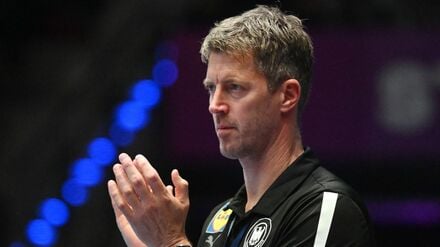 Handball-Bundestrainer Markus Gaugisch erhält Unterstützung von seinen Schülern.