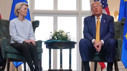 Skeptischer Blick: die EU-Kommissionschefin und der US-Präsident nach der Einigung im zähen Zollstreit. (Archivbild)