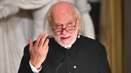 Der ungarische Schriftsteller László Krasznahorkai bei seiner Nobelpreisrede am 7. Dezember 2025.