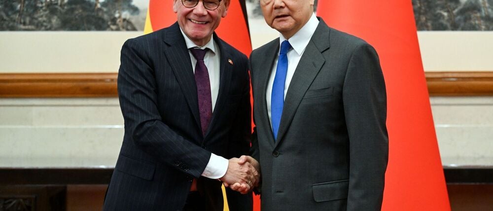 Beim Treffen von Außenminister Johann Wadephul (l., CDU) mit seinem chinesischen Kollegen Wang Yi geht es auch um Handelsbarrieren und den russischen Angriffskrieg auf die Ukraine. 