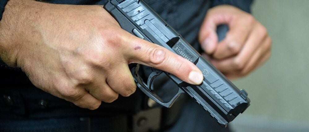 Eine Person hält eine Pistole in der Hand. (Symbolbild)