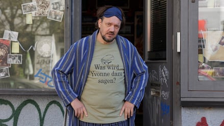 Fashion Victim vom Prenzlauer Berg. Videothekenbetreiber Micha Hartung (Charly Hübner) kommt es nicht auf die eigene Optik an.