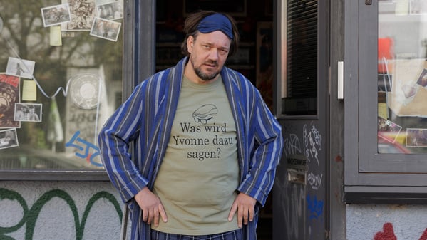 Fashion Victim vom Prenzlauer Berg. Videothekenbetreiber Micha Hartung (Charly Hübner) kommt es nicht auf die eigene Optik an.