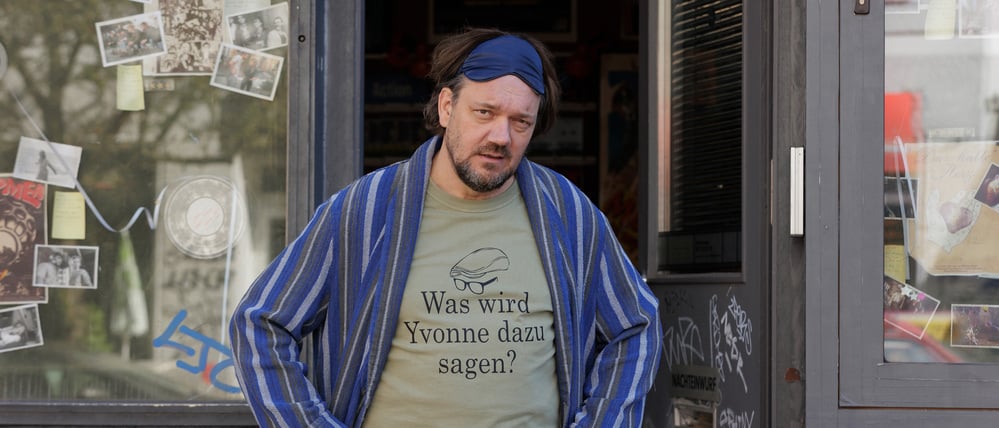 Fashion Victim vom Prenzlauer Berg. Videothekenbetreiber Micha Hartung (Charly Hübner) kommt es nicht auf die eigene Optik an.