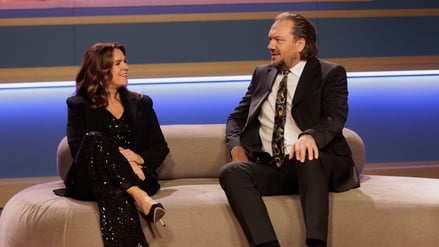 Vom Bademantel-Schluffi zum TV-Promi: Charly Hübner als „Der Held vom Bahnhof Friedrichstraße“ neben Kati Witt.