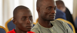 Verwandte warten auf die Ankunft der freigelassenen Schulkinder in Nigeria.