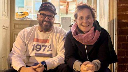 Die Potsdamer Gastronomin Lena Frenkel und ihr Ehemann Sebastian Frenkel vor dem neuen „Träum weiter“.