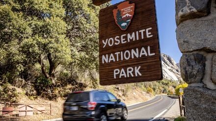 Ein Schild des Yosemite-Nationalparks in den USA.