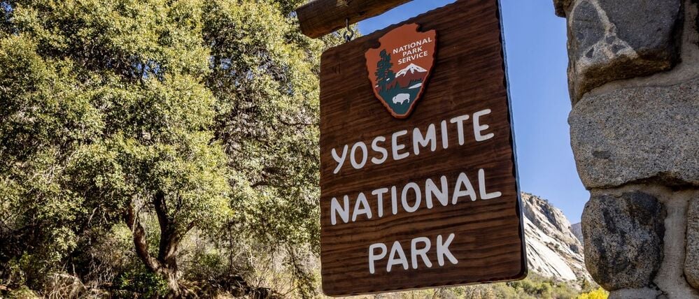 Ein Schild des Yosemite-Nationalparks in den USA.