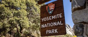 Ein Schild des Yosemite-Nationalparks in den USA.
