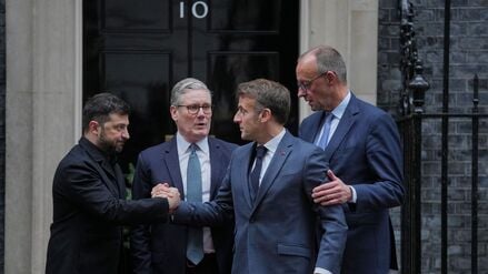 Der Kanzler bleibt im Hintergrund. Wolodymyr Selenskyj, Keir Starmer, Emmanuel Macron und Friedrich Merz (von links nach rechts) nach einem Ukraine-Treffen in London.