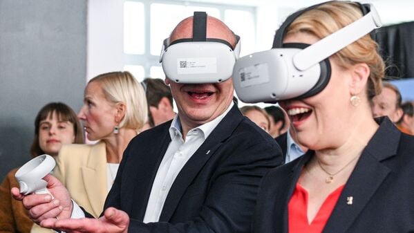 Der Regierende Bürgermeister Kai Wegner (CDU) und Wirtschaftssenatorin Franziska Giffey (SPD) versprühten bei der Standortbekanntgabe für das House of Games im Sommer Optimismus. Mit dem Start des Hauses dauert es aber noch einige Monate. (Archivbild)